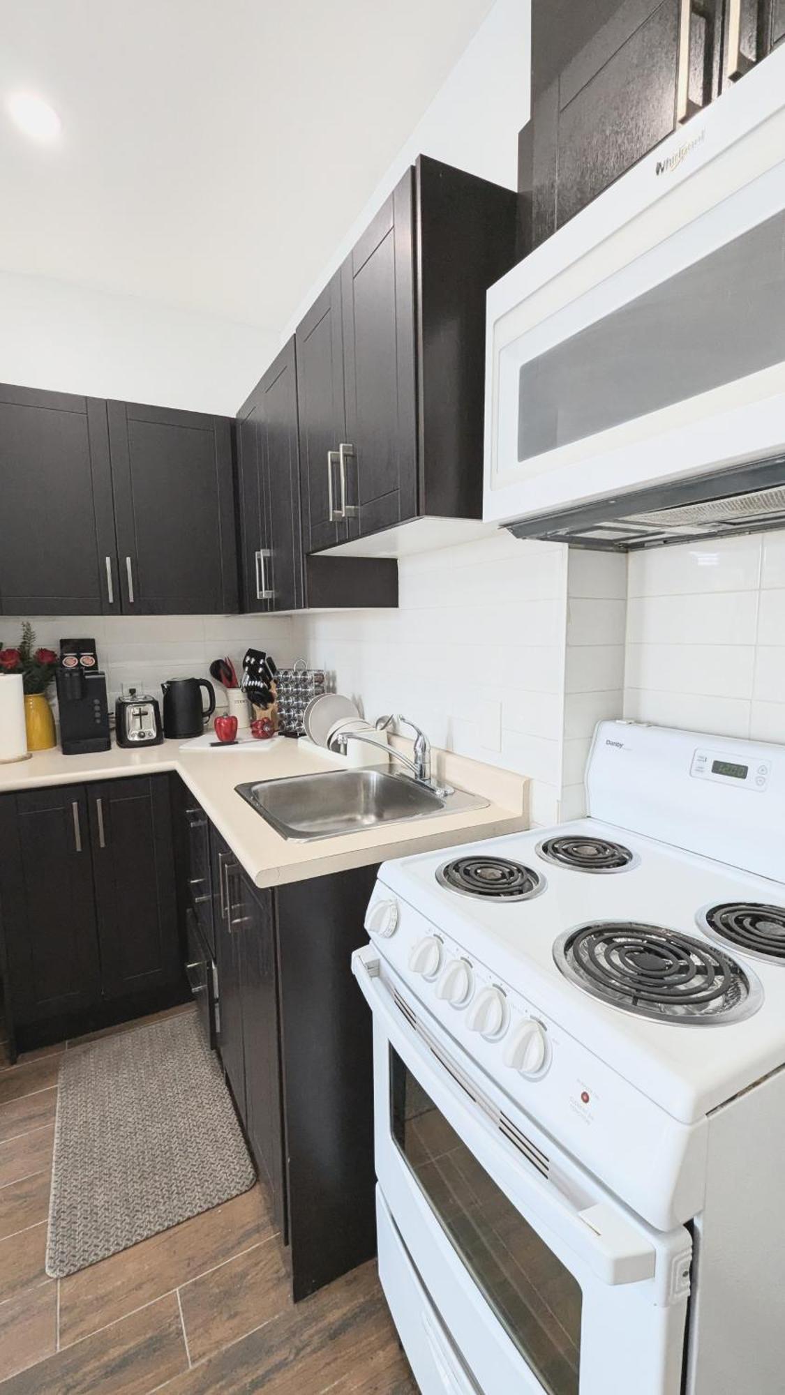Cozy With Private Kitchen, Private Bathroom