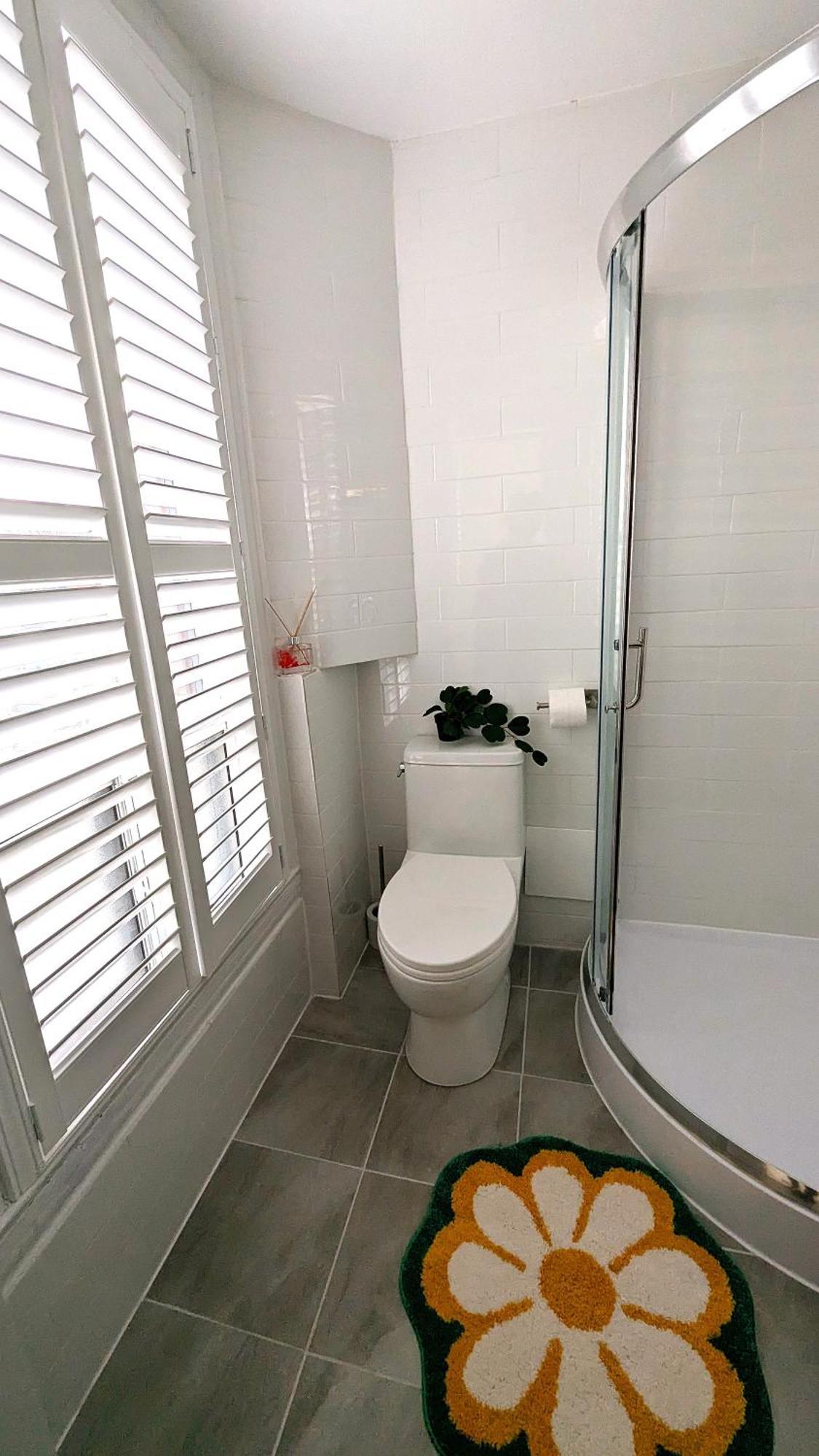 Cozy With Private Kitchen, Private Bathroom Homestay Toronto