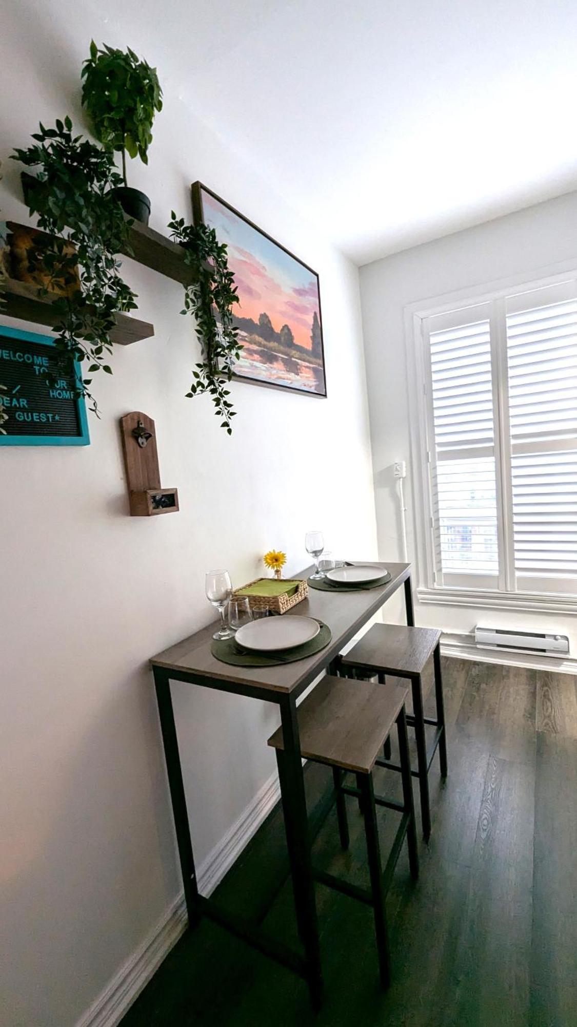 Cozy With Private Kitchen, Private Bathroom Homestay Toronto