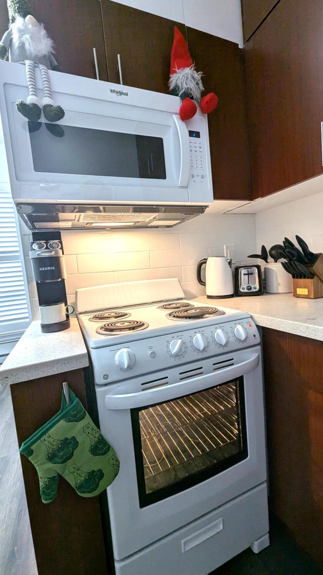 Cozy With Private Kitchen, Private Bathroom *