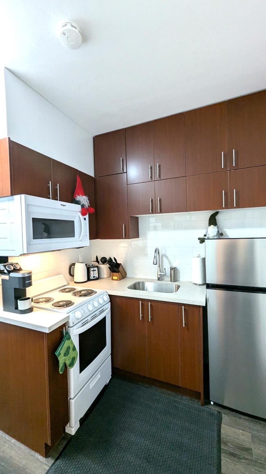 Cozy With Private Kitchen, Private Bathroom *