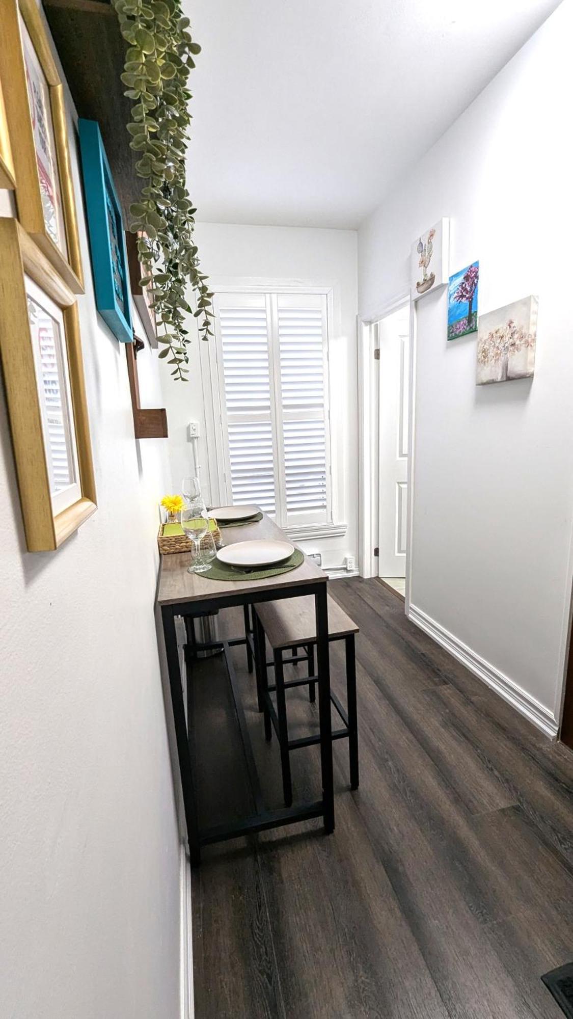 Cozy With Private Kitchen, Private Bathroom Toronto