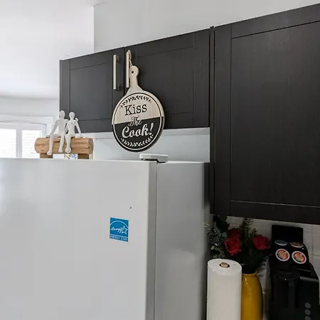Cozy Room With Private Kitchen, Private Bathroom Toronto Exterior photo