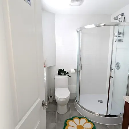 Cozy Room With Private Kitchen, Private Bathroom Toronto Exterior photo